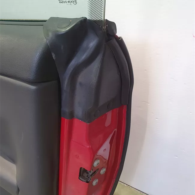 Porta anteriore destra
