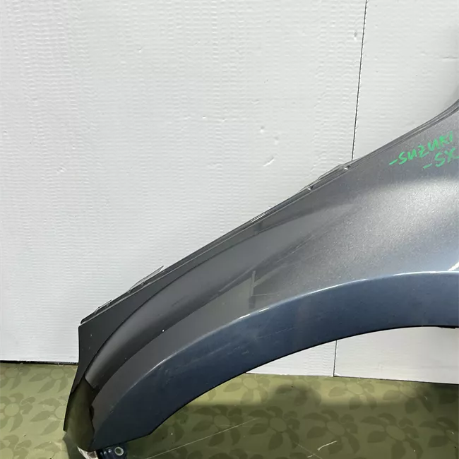 Parafango anteriore sinistro con fanalino laterale