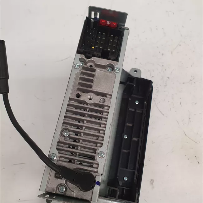 Radio con sistema di navigatore satellitare