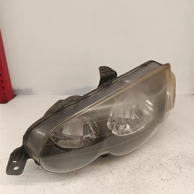 Proiettore sinistro 03<