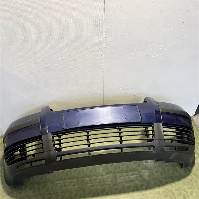 Paraurti anteriore con mano di fondo