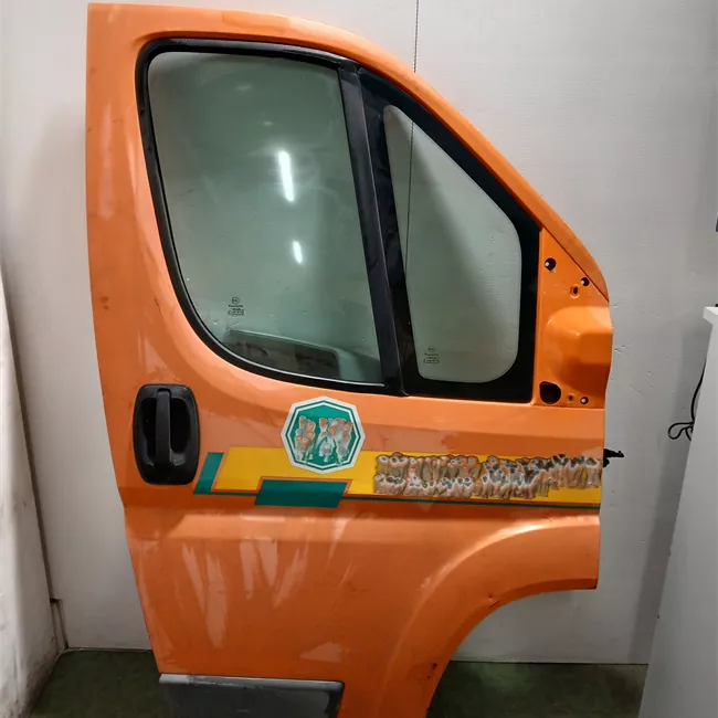 Porta anteriore destra