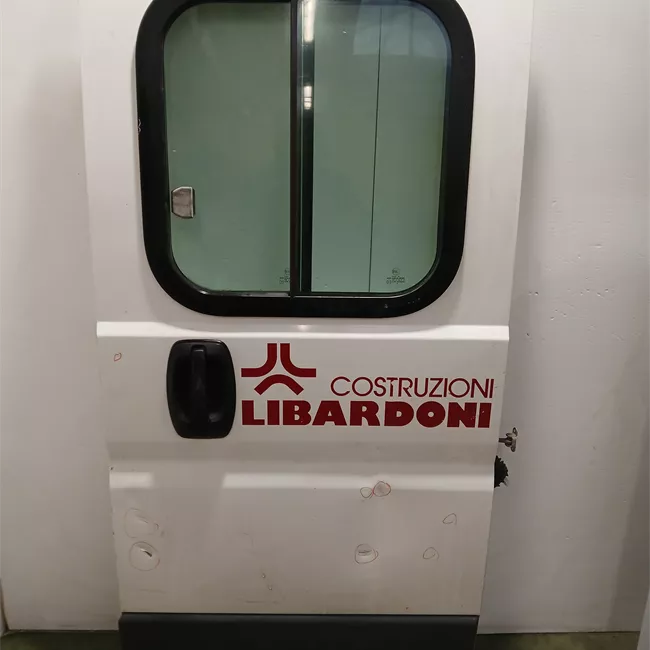 Porta carico posteriore a battente sinistra