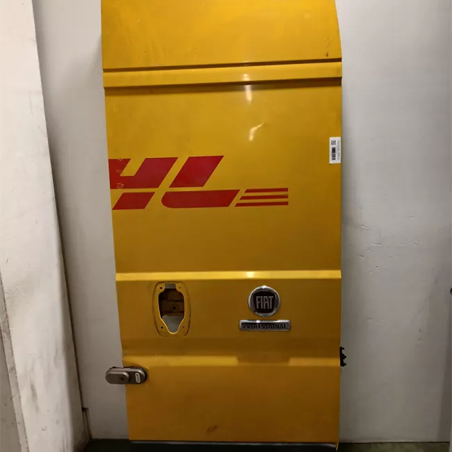 Porta carico posteriore a battente destra