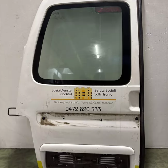 Porta carico posteriore a battente sinistra