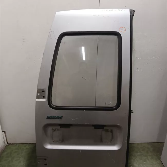 Porta carico posteriore a battente sinistra