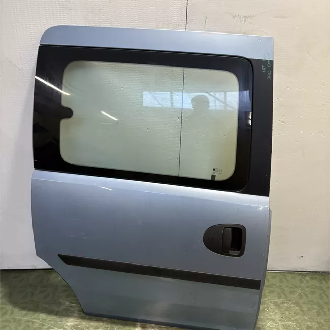 Porta posteriore destra con apertura finestrino