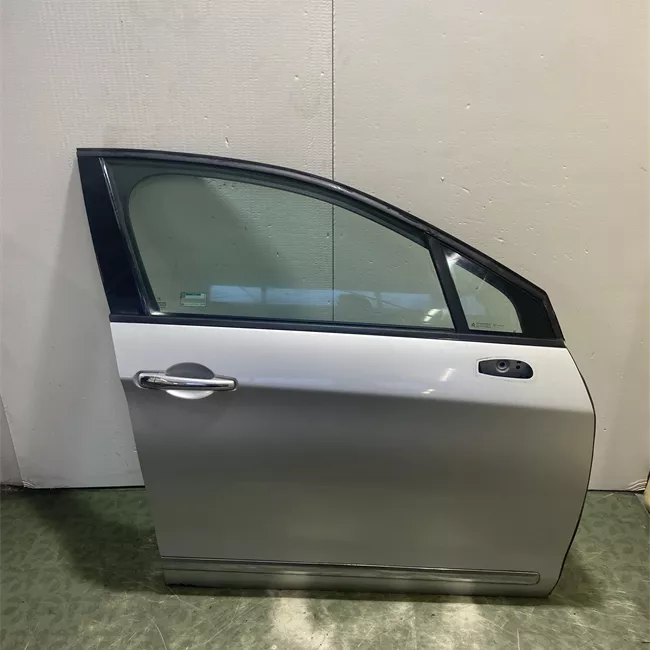 Porta anteriore destra