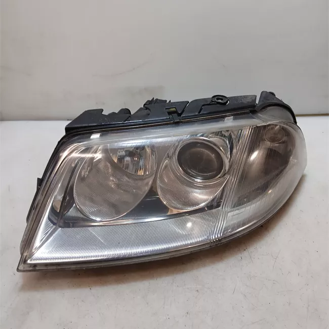 Proiettore con regolatore altezza sinistro