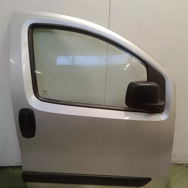 Porta anteriore destra