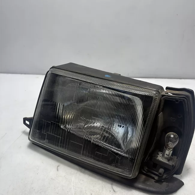 Proiettore sinistro con correttore assetto fari