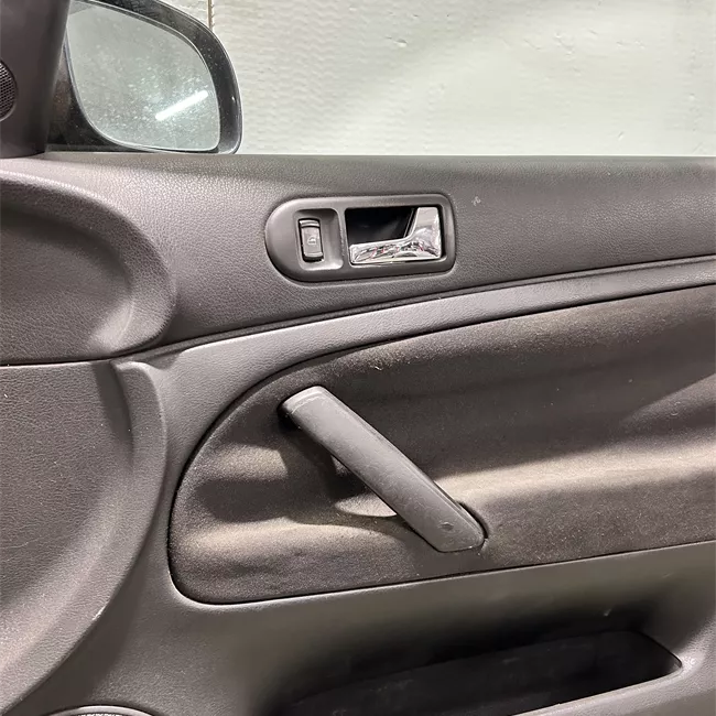 Porta anteriore destra