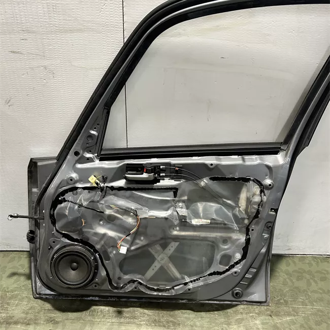 Porta anteriore destra