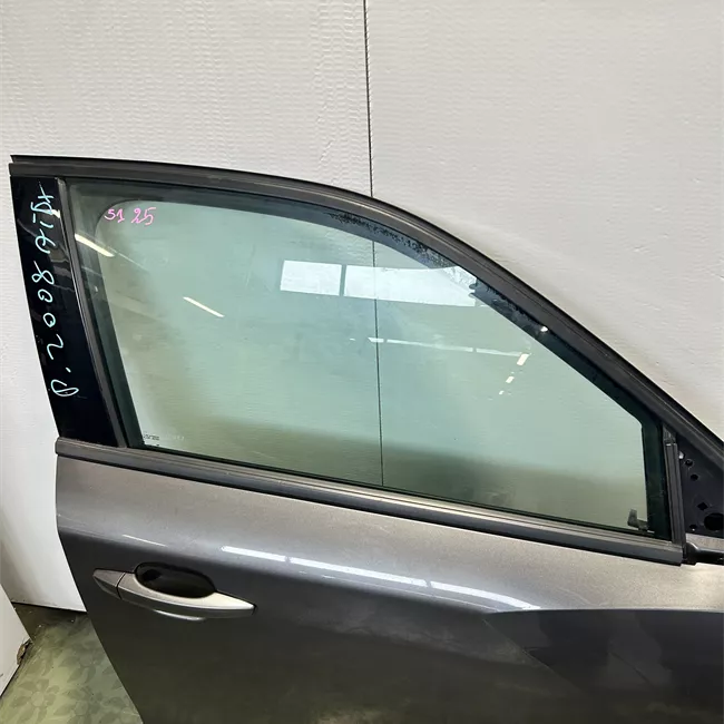 Porta anteriore destra