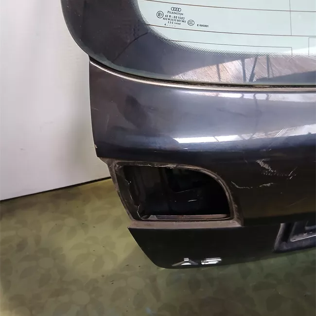 Portello posteriore con spoiler