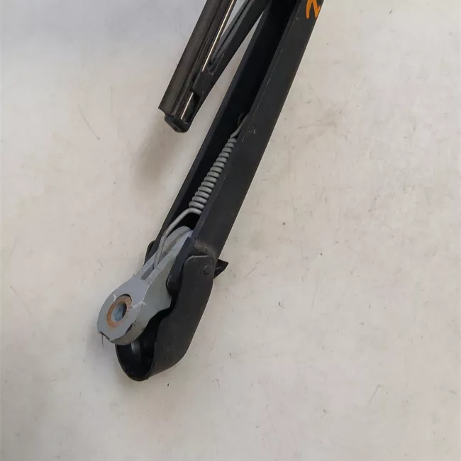 Braccio con spazzola tergilunotto