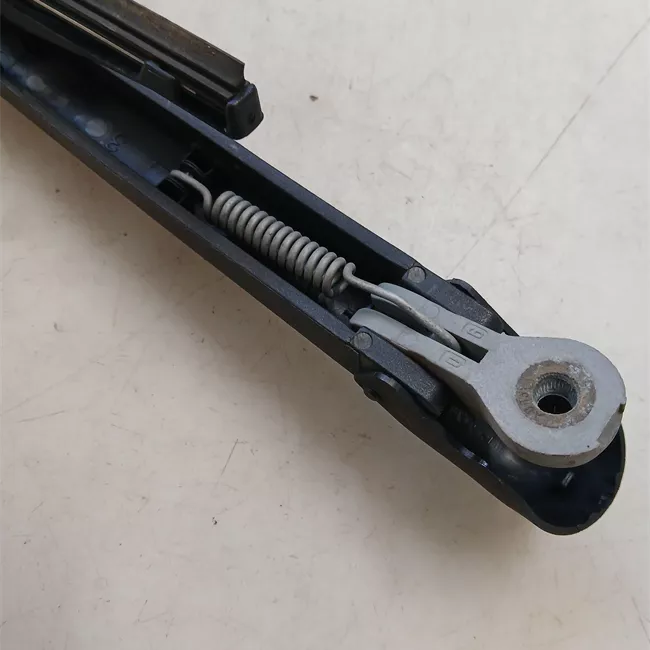 Braccio con spazzola tergilunotto