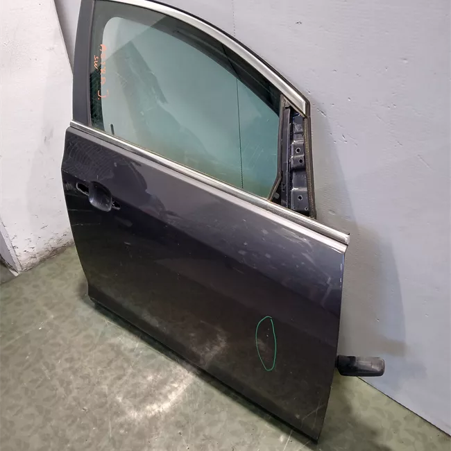 Porta anteriore destra