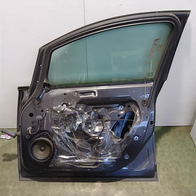 Porta anteriore destra