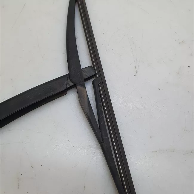 Braccio con spazzola tergilunotto