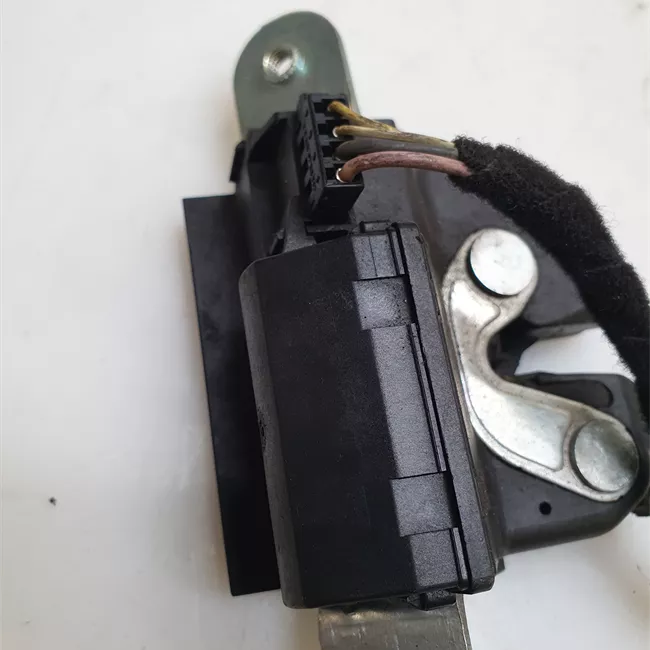 Serratura portello posteriore con aggancio