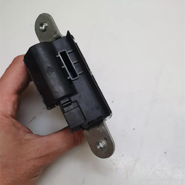 Serratura portello posteriore con aggancio