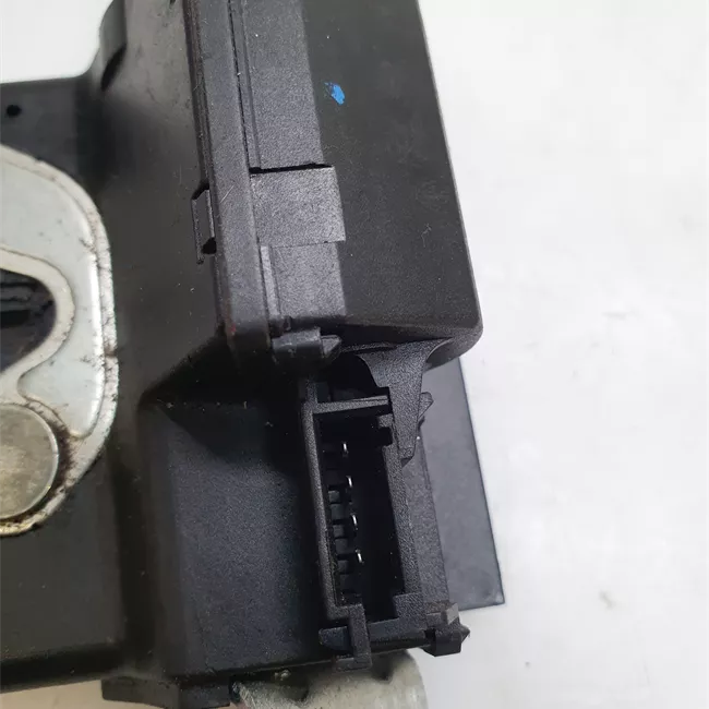 Serratura portello posteriore con aggancio