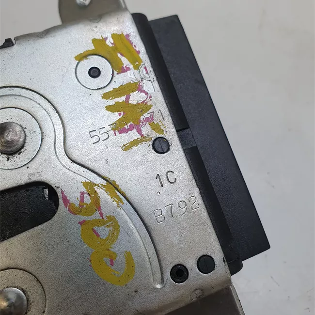 Serratura portello posteriore con aggancio