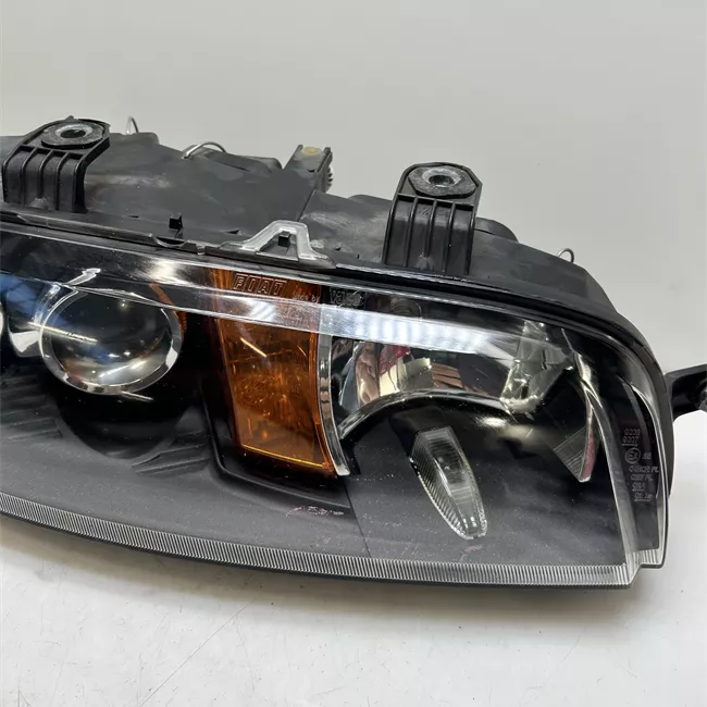 Proiettore destro con fendinebbia