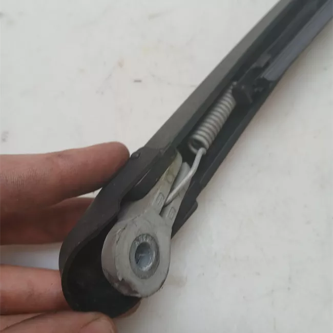 Braccio con spazzola tergilunotto