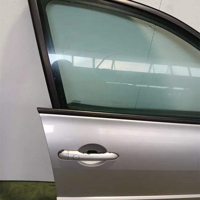 Porta anteriore destra