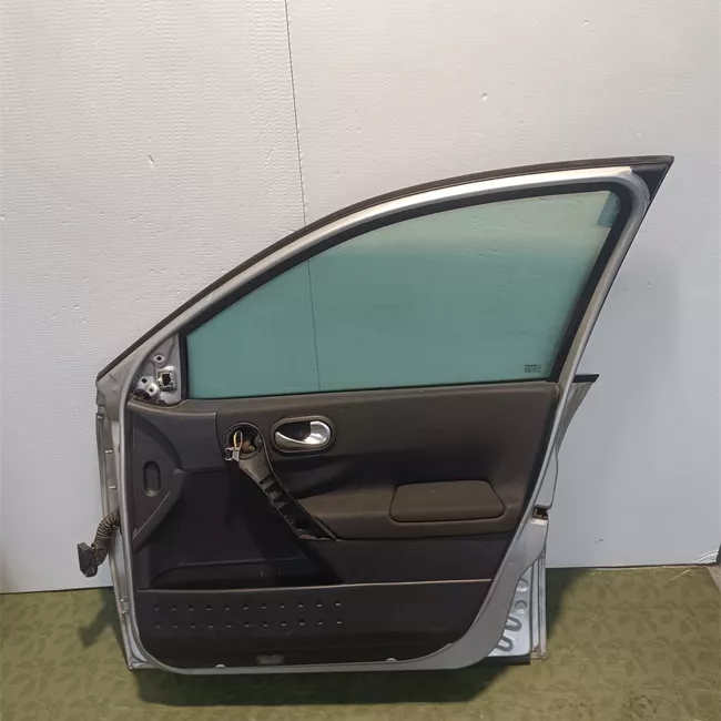 Porta anteriore destra