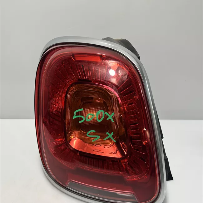 Fanale posteriore sinistro con modanatura cromata