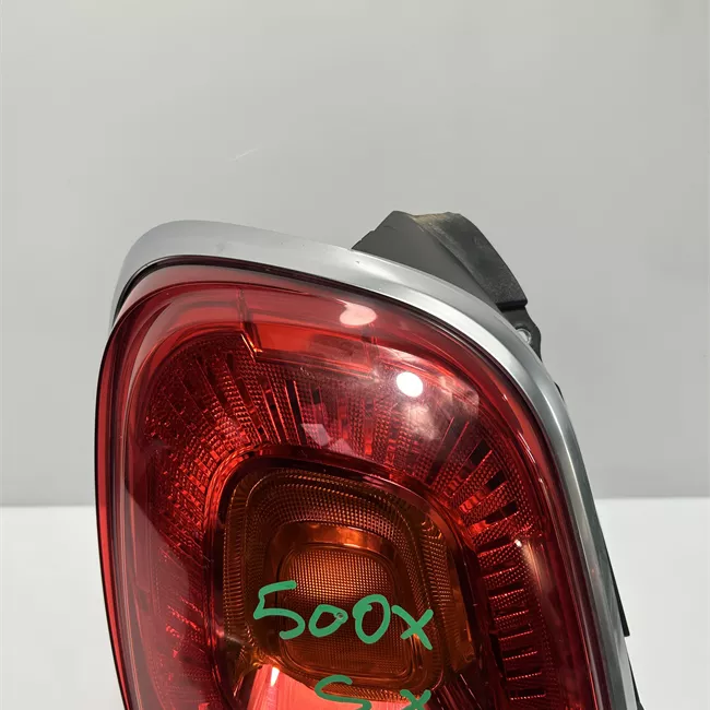 Fanale posteriore sinistro con modanatura cromata