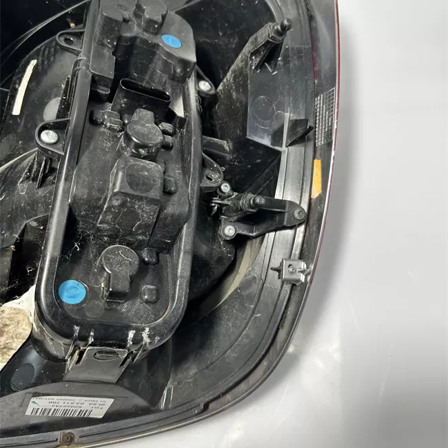 Fanale posteriore sinistro con modanatura cromata