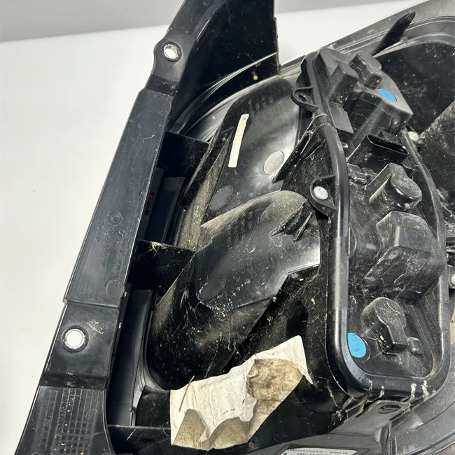 Fanale posteriore sinistro con modanatura cromata