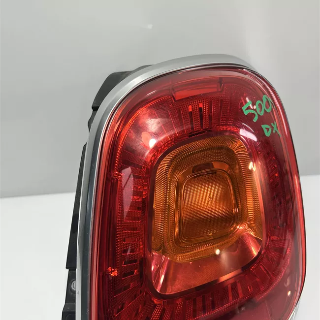 Fanale posteriore destro con modanatura cromata