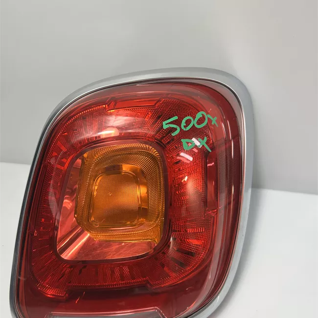 Fanale posteriore destro con modanatura cromata