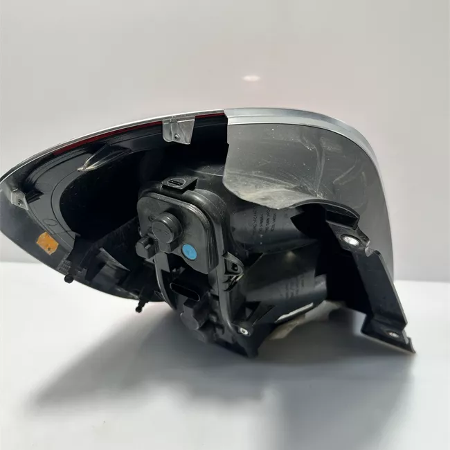 Fanale posteriore destro con modanatura cromata