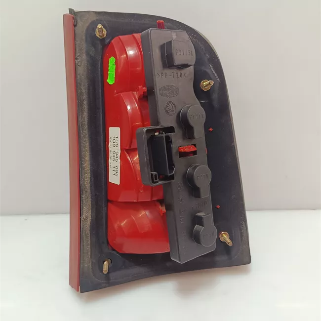 Fanale posteriore sinistro 00>