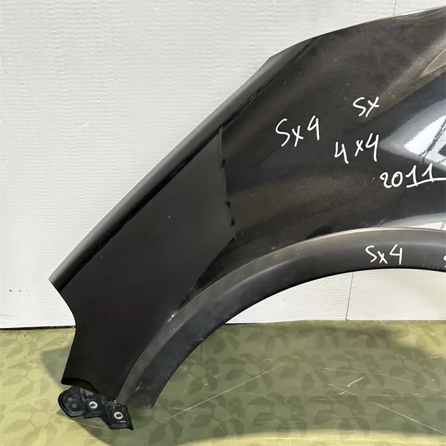 Parafango anteriore sinistro con fascioni