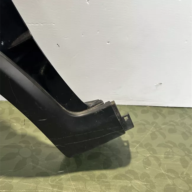 Parafango anteriore sinistro con fascioni