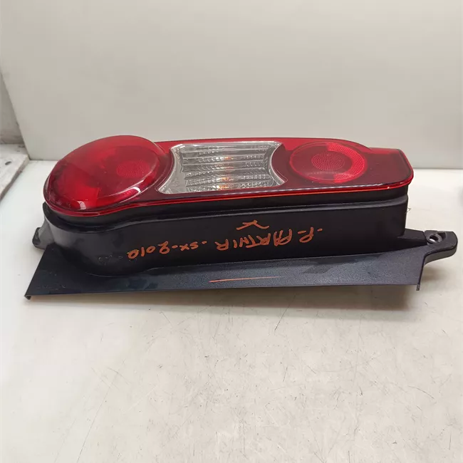 Fanale posteriore sinistro porte posteriore battente