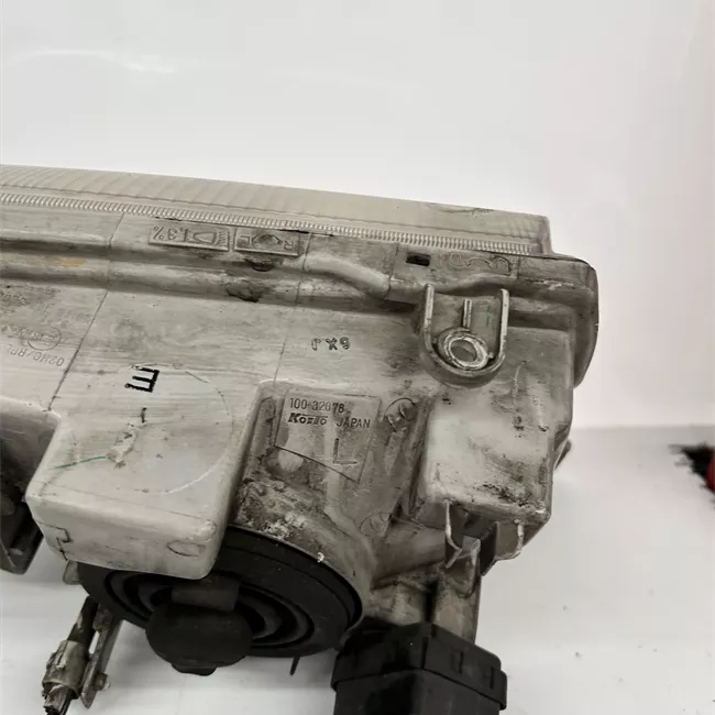 Proiettore con regolatore altezza sinistro