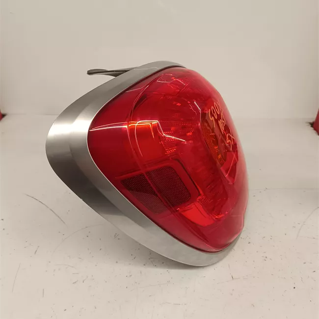 Fanale posteriore sinistro con modanatura cromata