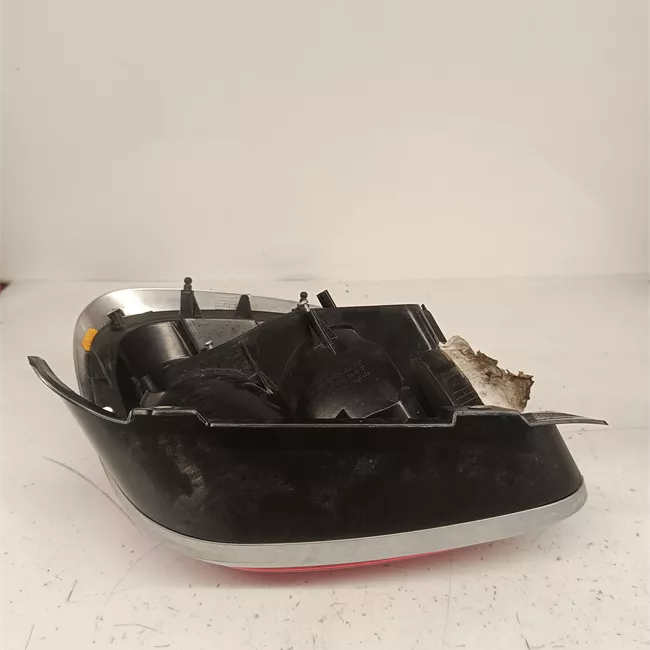 Fanale posteriore sinistro con modanatura cromata