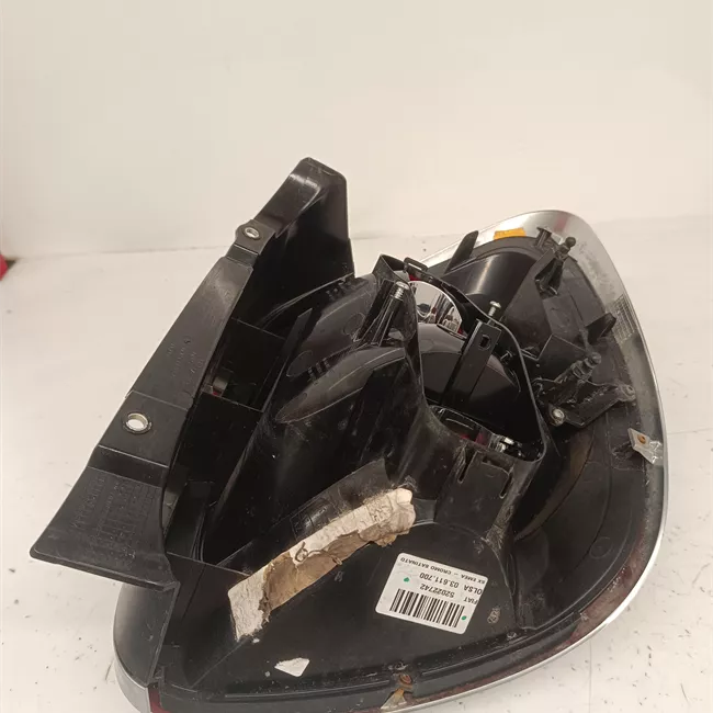 Fanale posteriore sinistro con modanatura cromata