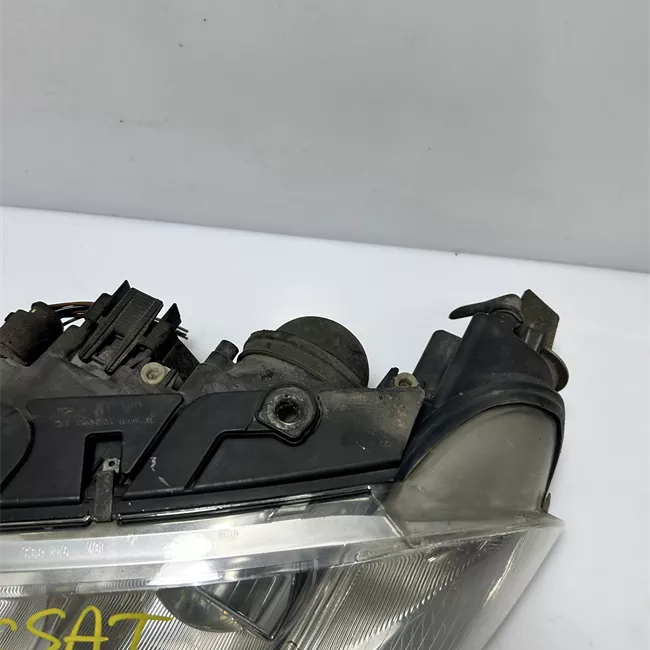 Proiettore con regolatore altezza sinistro