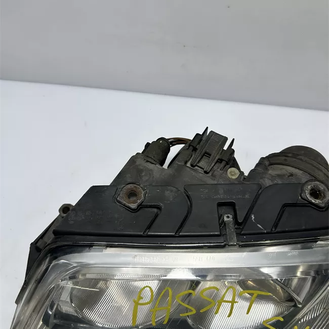 Proiettore con regolatore altezza sinistro