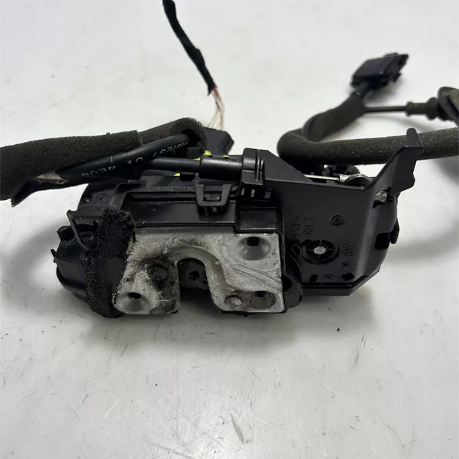 Serratura porta posteriore destra con bloccaggio elettromagnetico